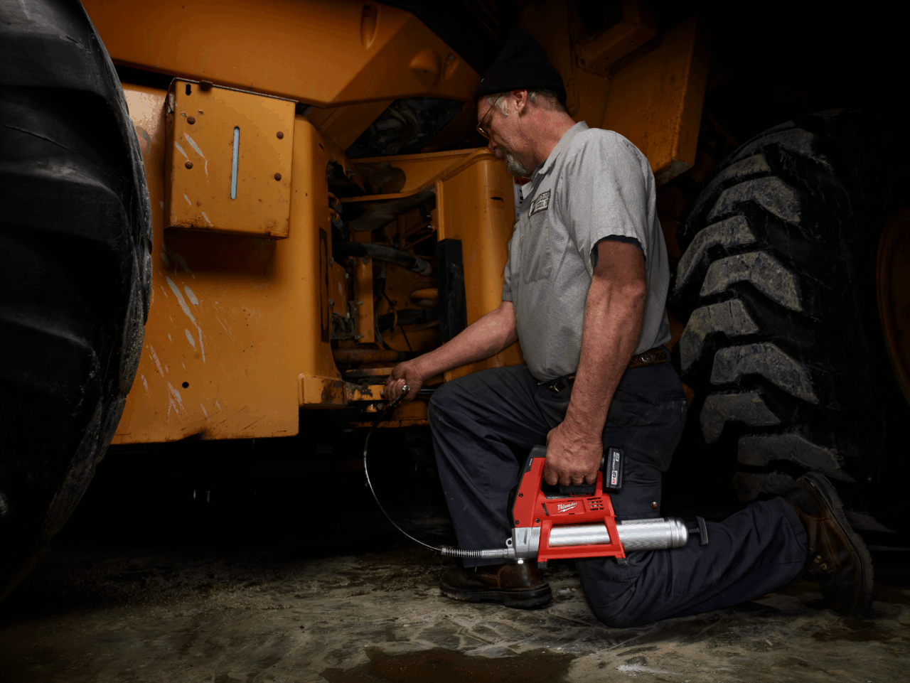 M12™ Cordless LITHIUM-ION Grease Gun Kit - Image 4