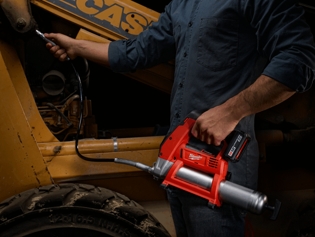 M12™ Cordless LITHIUM-ION Grease Gun Kit - Image 3